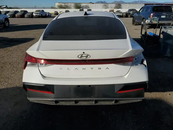 2024 HYUNDAI ELANTRA auction photo 6