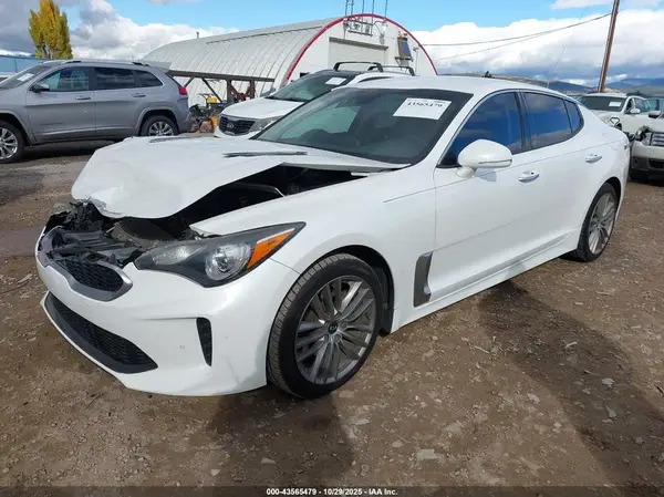 KNAE15LA2J6015941 2018 KIA STINGER - Image 2