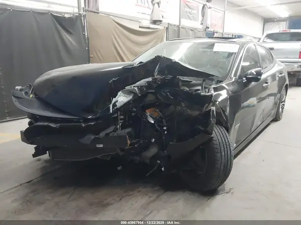 KNAE25LA0J6011125 2018 KIA STINGER - Image 2