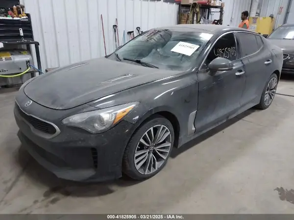 KNAE25LA4J6011127 2018 KIA STINGER - Image 2