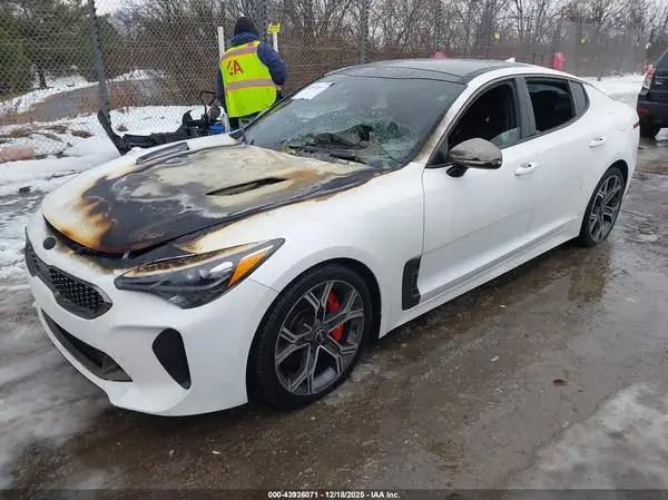 KNAE55LCXJ6040351 2018 KIA STINGER - Image 2