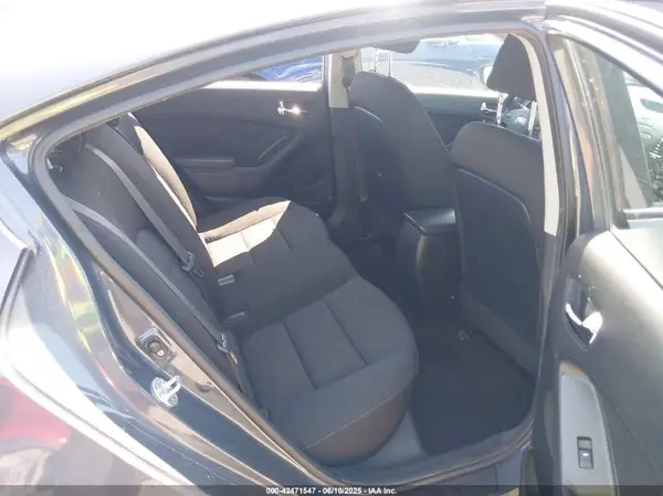 KNAFK4A60G5564160 2016 KIA FORTE - Image 8