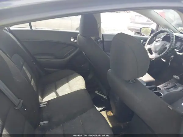 KNAFK4A60G5571951 2016 KIA FORTE - Image 8