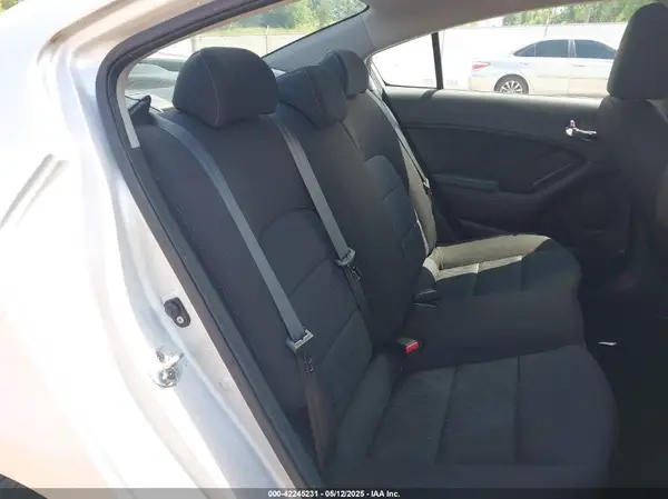 KNAFK4A60G5609016 2016 KIA FORTE - Image 8