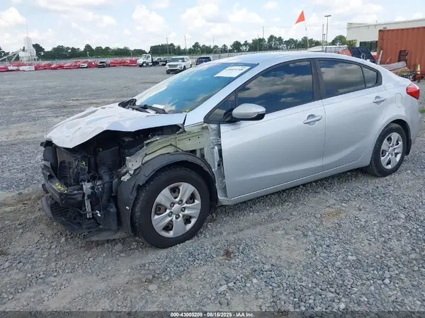 KNAFK4A60G5610098 2016 KIA FORTE - Image 2