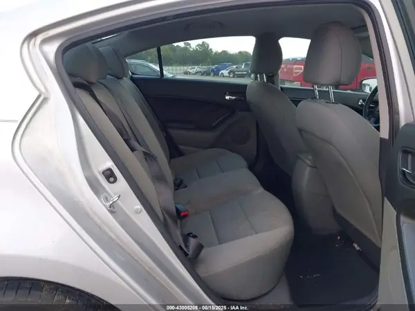 KNAFK4A60G5610098 2016 KIA FORTE - Image 8