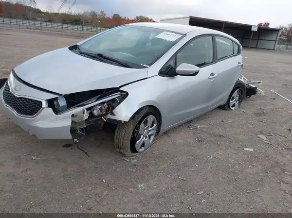 KNAFK4A61G5613527 2016 KIA FORTE - Image 2