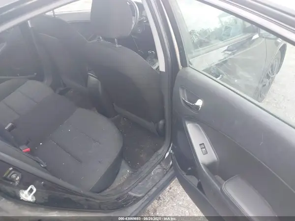 KNAFK4A61G5621272 2016 KIA FORTE - Image 8
