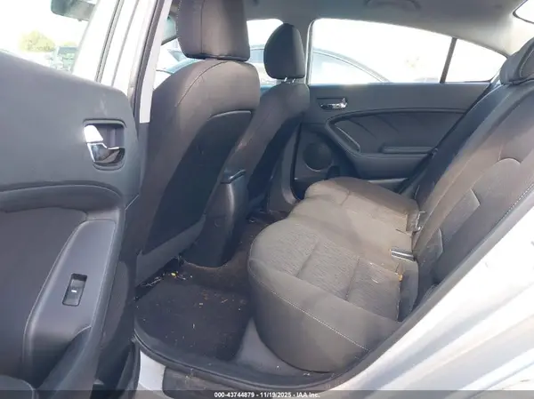 KNAFK4A62G5574611 2016 KIA FORTE - Image 8