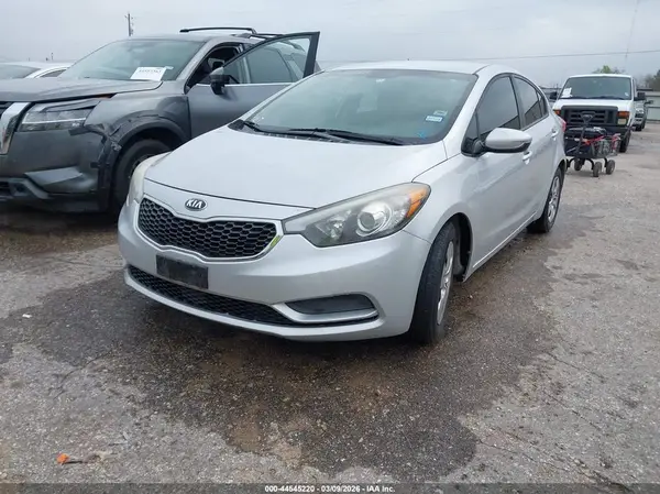 KNAFK4A62G5606599 2016 KIA FORTE - Image 2