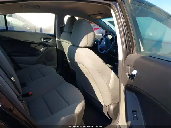 KNAFK4A63G5533338 2016 KIA FORTE - Image 8
