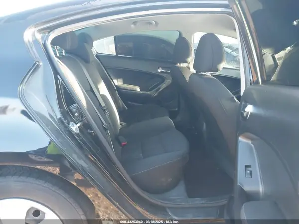 KNAFK4A63G5562998 2016 KIA FORTE - Image 8