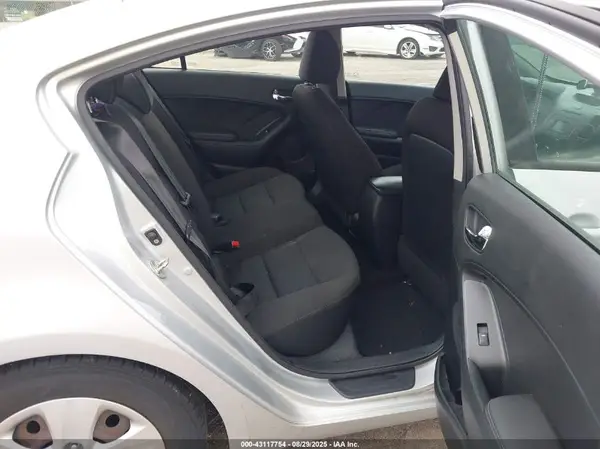 KNAFK4A63G5602660 2016 KIA FORTE - Image 8