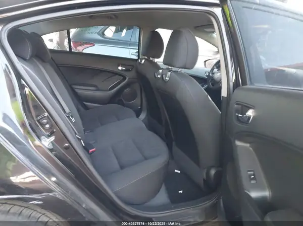 KNAFK4A65G5560766 2016 KIA FORTE - Image 8
