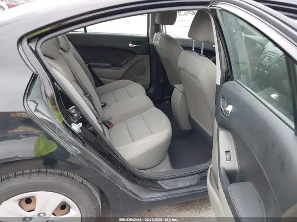 KNAFK4A65G5612199 2016 KIA FORTE - Image 8