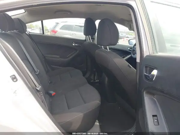 KNAFK4A66G5567595 2016 KIA FORTE - Image 8