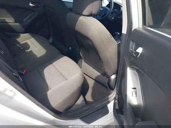 KNAFK4A69G5618572 2016 KIA FORTE - Image 8