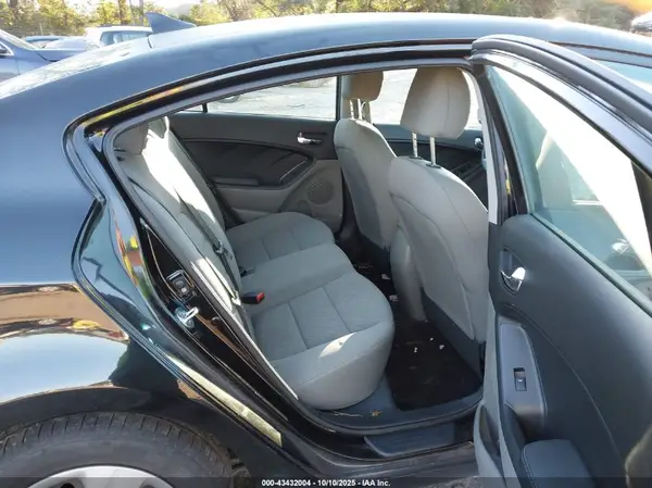 KNAFK4A6XG5438811 2016 KIA FORTE - Image 8