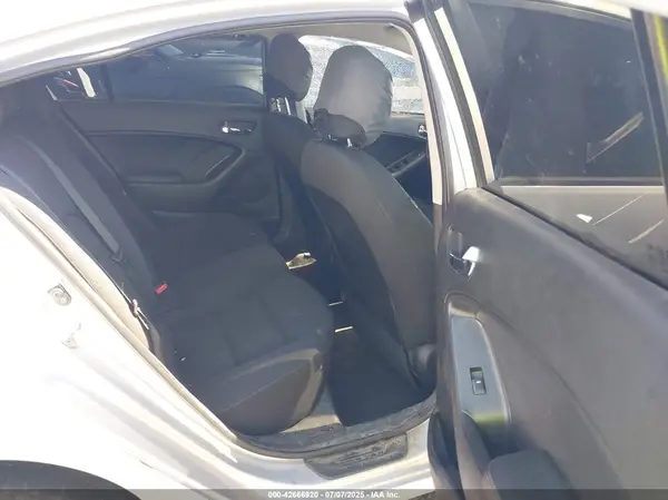 KNAFK4A6XG5516049 2016 KIA FORTE - Image 8