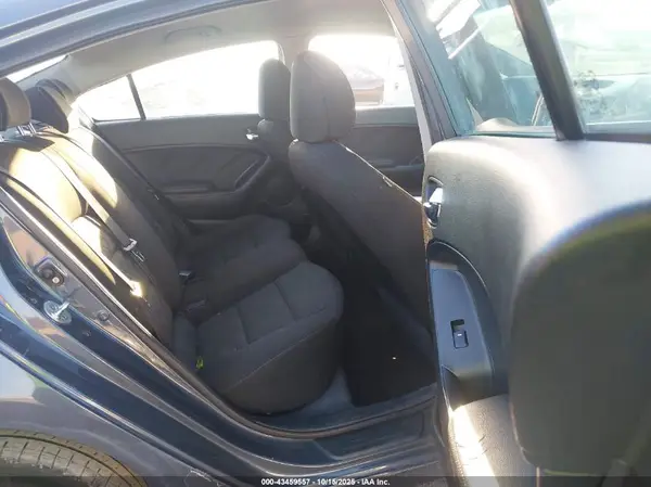 KNAFK4A6XG5604793 2016 KIA FORTE - Image 8