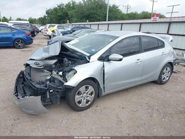 KNAFK4A6XG5608715 2016 KIA FORTE - Image 2