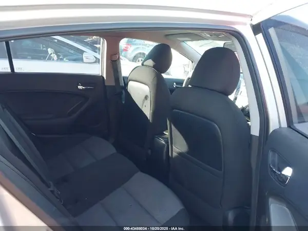 KNAFK5A80G5621576 2016 KIA FORTE - Image 8