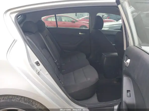 KNAFK5A81H5669587 2017 KIA FORTE - Image 8