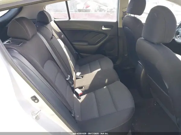 KNAFK5A81H5680735 2017 KIA FORTE - Image 8
