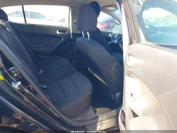 KNAFK5A81H5698006 2017 KIA FORTE - Image 8