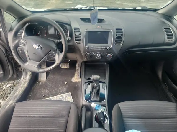 KNAFK5A81H5704385 2017 KIA FORTE - Image 8