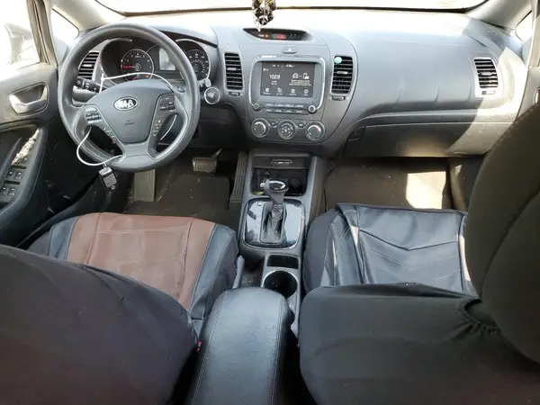 KNAFK5A82H5671560 2017 KIA FORTE - Image 8