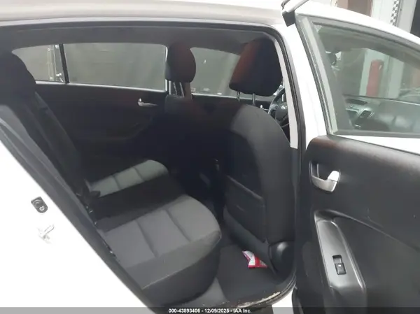 KNAFK5A82H5679836 2017 KIA FORTE - Image 8