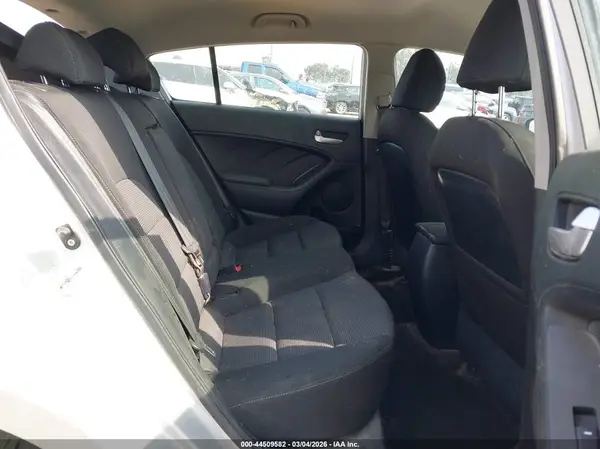 KNAFK5A82H5697334 2017 KIA FORTE - Image 8