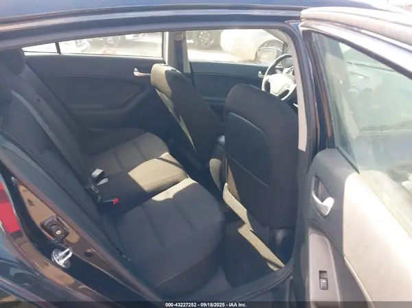 KNAFK5A82J5772913 2018 KIA FORTE - Image 8