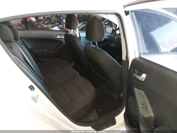 KNAFK5A82J5773978 2018 KIA FORTE - Image 8