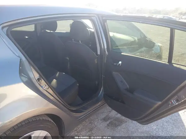 KNAFK5A83G5592395 2016 KIA FORTE - Image 8