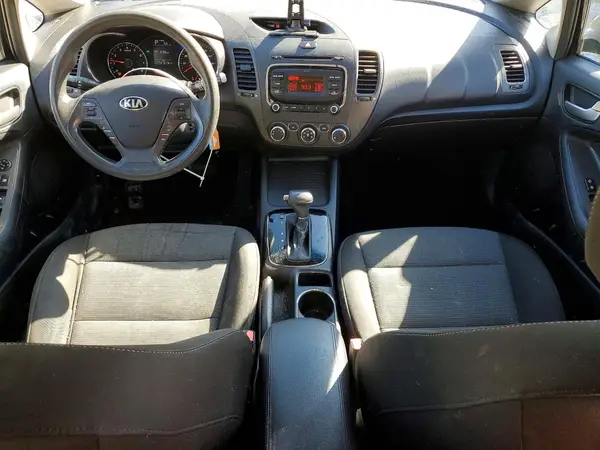 KNAFK5A83H5667372 2017 KIA FORTE - Image 8