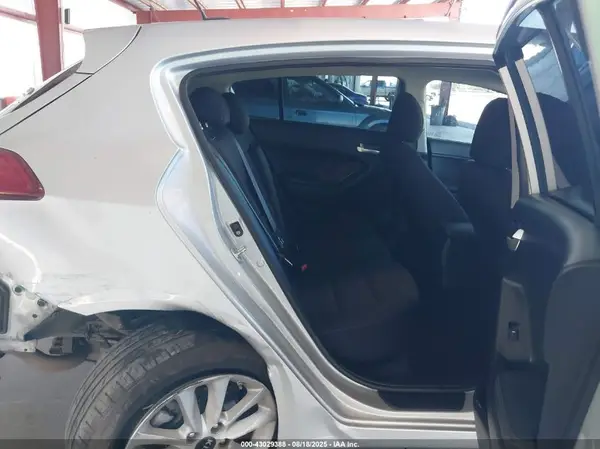 KNAFK5A83H5670787 2017 KIA FORTE - Image 8