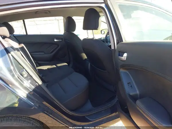 KNAFK5A83H5676959 2017 KIA FORTE - Image 8