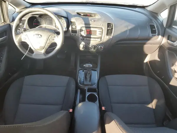 KNAFK5A83H5719261 2017 KIA FORTE - Image 8