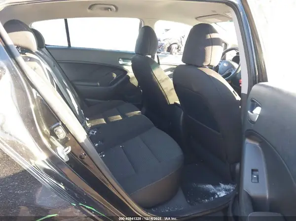 KNAFK5A84H5670586 2017 KIA FORTE - Image 8