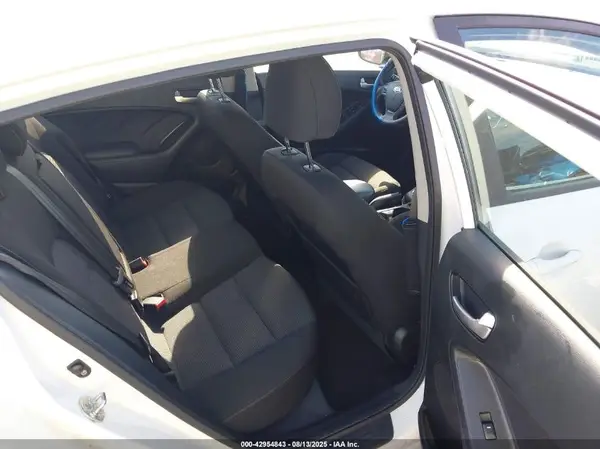 KNAFK5A84H5725568 2017 KIA FORTE - Image 8