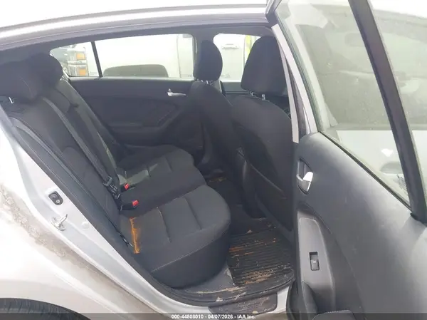 KNAFK5A85H5676039 2017 KIA FORTE - Image 8