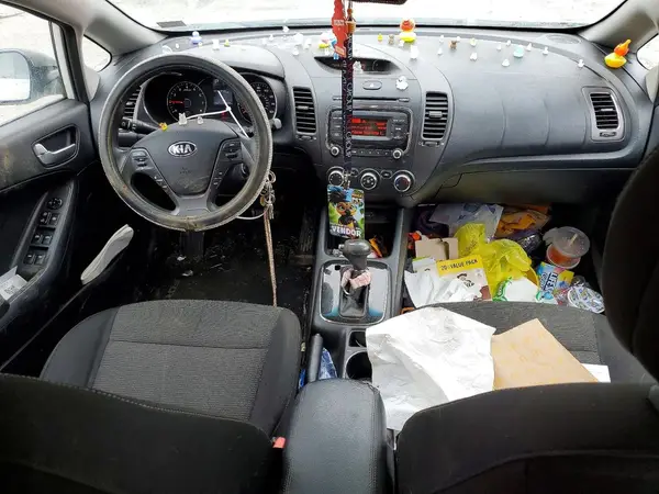 KNAFK5A85H5676140 2017 KIA FORTE - Image 8