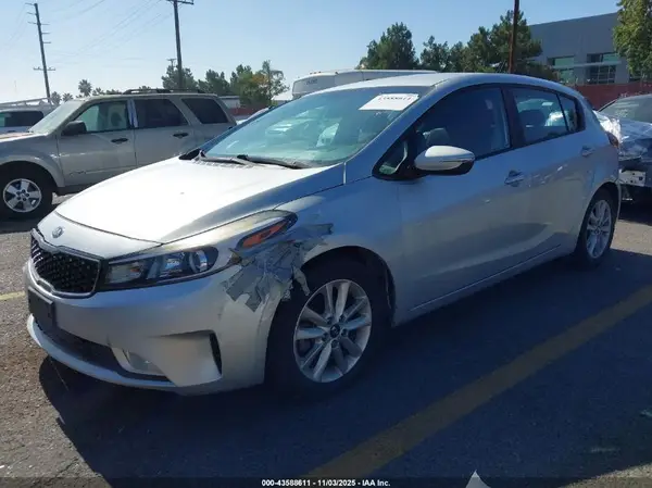 KNAFK5A85H5676509 2017 KIA FORTE - Image 2