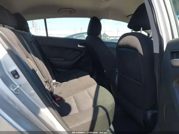 KNAFK5A85H5676509 2017 KIA FORTE - Image 8