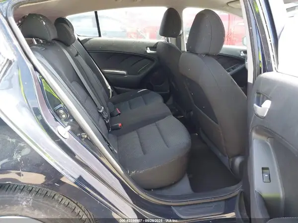 KNAFK5A85H5693522 2017 KIA FORTE - Image 8