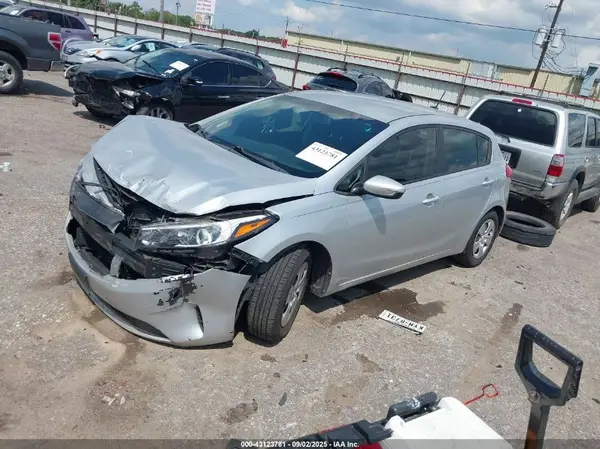 KNAFK5A85H5705801 2017 KIA FORTE - Image 2