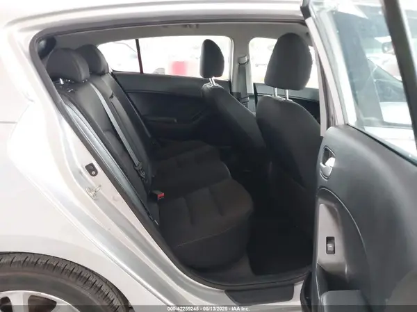 KNAFK5A85H5718953 2017 KIA FORTE - Image 8
