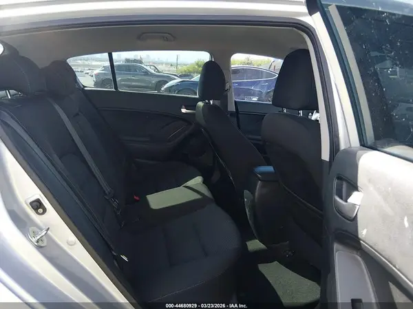 KNAFK5A86H5695215 2017 KIA FORTE - Image 8